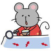 赤い浴衣を着て金魚すくいをするネズミ