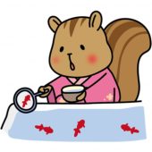 ピンクの浴衣を着て金魚すくいをするリス