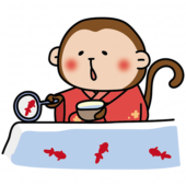 赤い浴衣を着て金魚すくいをする猿