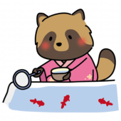 ピンクの浴衣を着て金魚すくいをするタヌキ