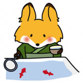 緑の浴衣を着て金魚すくいをするキツネ