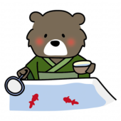 緑の浴衣を着て金魚すくいをするクマ