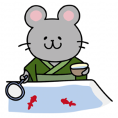 緑の浴衣を着て金魚すくいをするネズミ