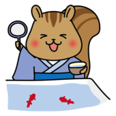 青い浴衣を着て金魚すくいをするリス