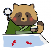 緑の浴衣を着て金魚すくいをするタヌキ