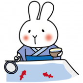 青い浴衣を着て金魚すくいをする白いうさぎ