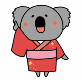 赤い浴衣を着て空を見上げるコアラ