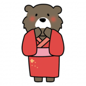 赤い浴衣を着て空を見上げるクマ