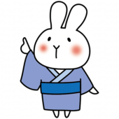 青い浴衣を着て空を見上げる白いうさぎ