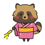 浴衣を着て手持ち花火をするタヌキ