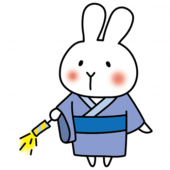 浴衣を着て手持ち花火をする白いうさぎ