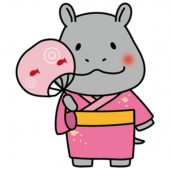 ピンクの浴衣を着てうちわを持っているカバ