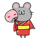 赤い浴衣を着てうちわを持っているネズミ