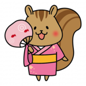 ピンクの浴衣を着てうちわを持っているリス