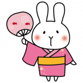 ピンクの浴衣を着てうちわを持っている白いうさぎ