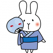 青い浴衣を着てうちわを持っている白いうさぎ