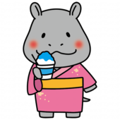 浴衣を着てかき氷を食べるカバ