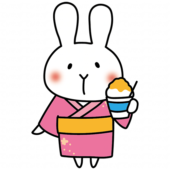 浴衣を着てかき氷を食べる白いうさぎ
