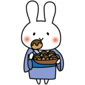 浴衣を着てたこ焼きを食べる白いうさぎ