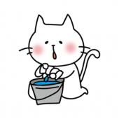 掃除用の雑巾を絞る白い猫