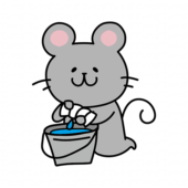 掃除用の雑巾を絞るネズミ