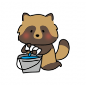 掃除用の雑巾を絞るタヌキ