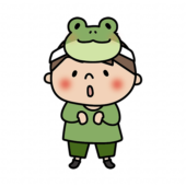 お遊戯会で蛙のお面を被った男の子
