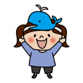 お遊戯会でクジラのお面を被った女の子