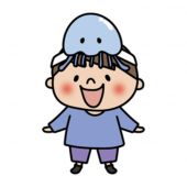 お遊戯会でクラゲのお面を被った男の子