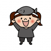 お遊戯会で黒い魚のお面を被った女の子