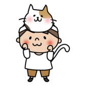 お遊戯会で猫のお面を被った男の子