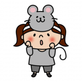 お遊戯会でネズミのお面を被った女の子