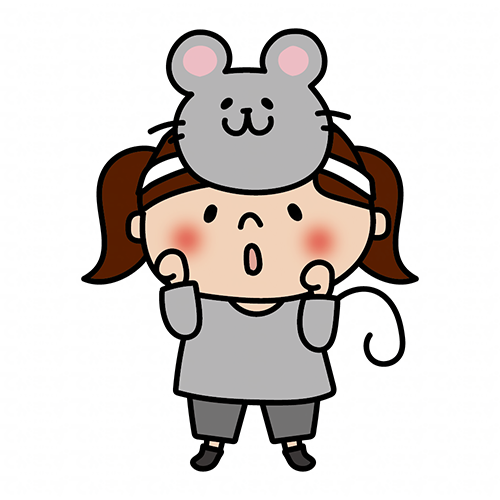 お遊戯会でネズミのお面を被った女の子