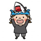 お遊戯会でサメのお面を被った女の子