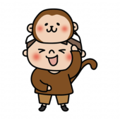 お遊戯会で猿のお面を被った男の子