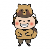 お遊戯会でタヌキのお面を被った男の子