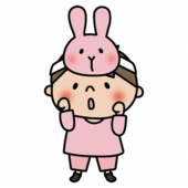 お遊戯会でうさぎのお面を被った男の子