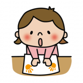 紙にペタペタ手形はんこをする子供（女の子1）