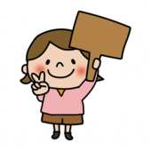 看板を持ってピースをしている女の子