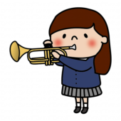トランペットを吹く女子高校生