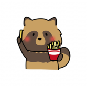 フライドポテトを食べるタヌキ