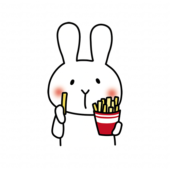 フライドポテトを食べる白いうさぎ