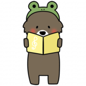 蛙の被り物をして歌をうたうクマ