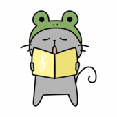 蛙の被り物をして歌をうたうネズミ