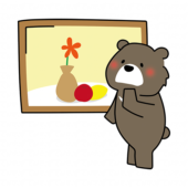 絵画鑑賞をするクマ