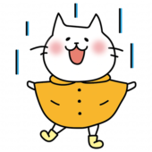 合羽を着て雨を喜ぶ白い猫