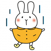 合羽を着て雨を喜ぶ白いうさぎ