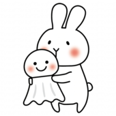 大きなてるてる坊主を持っている白いうさぎ