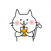 オレンジジュースを飲む白い猫