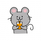 オレンジジュースを飲むネズミ